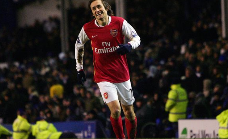 大连英博外援拉布亚德离队，本赛季表现起伏，遭质疑，终与俱乐部解约。