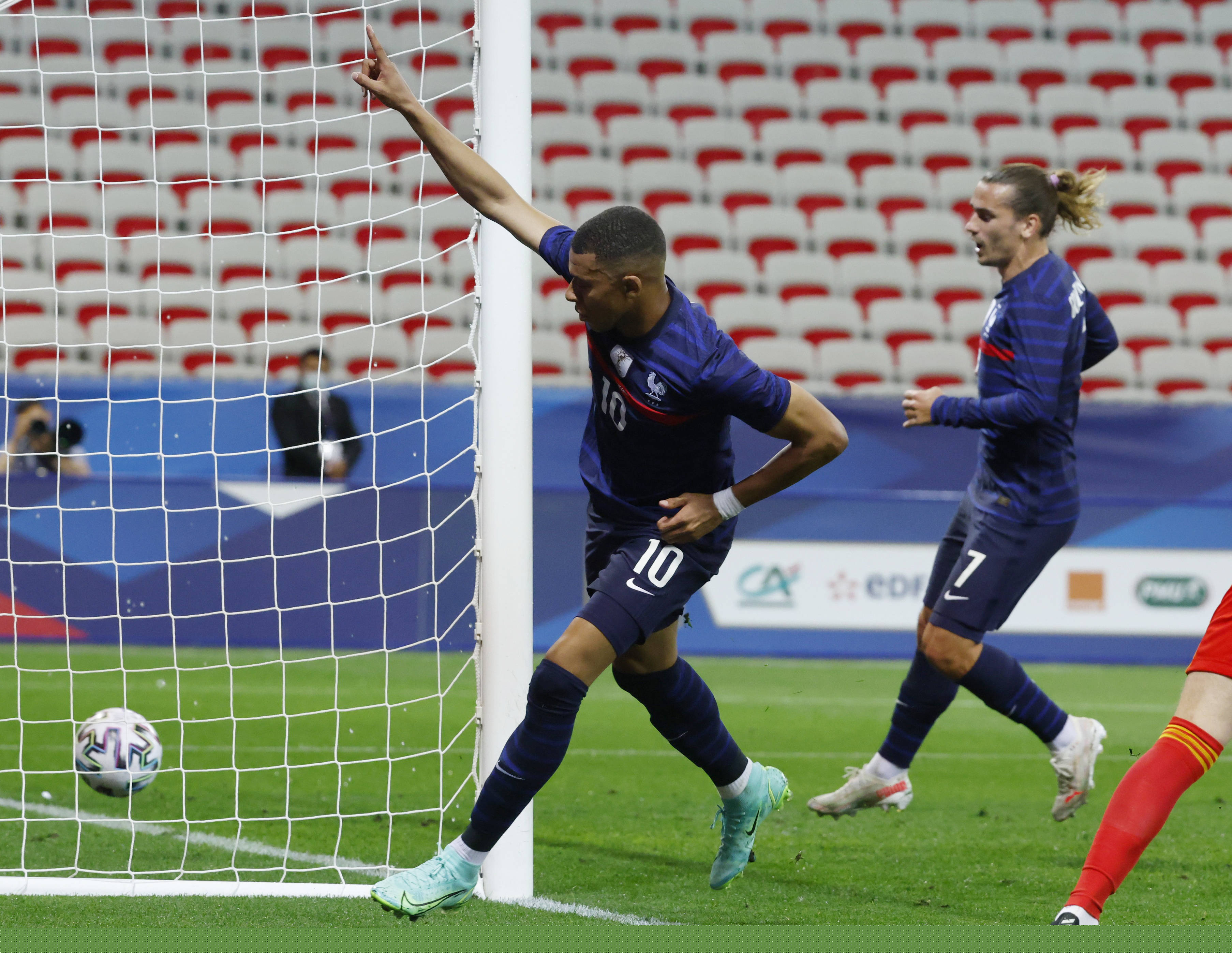 每体：巴萨有意左后卫索萨，想用桑托斯欠的290万欧锁定交易