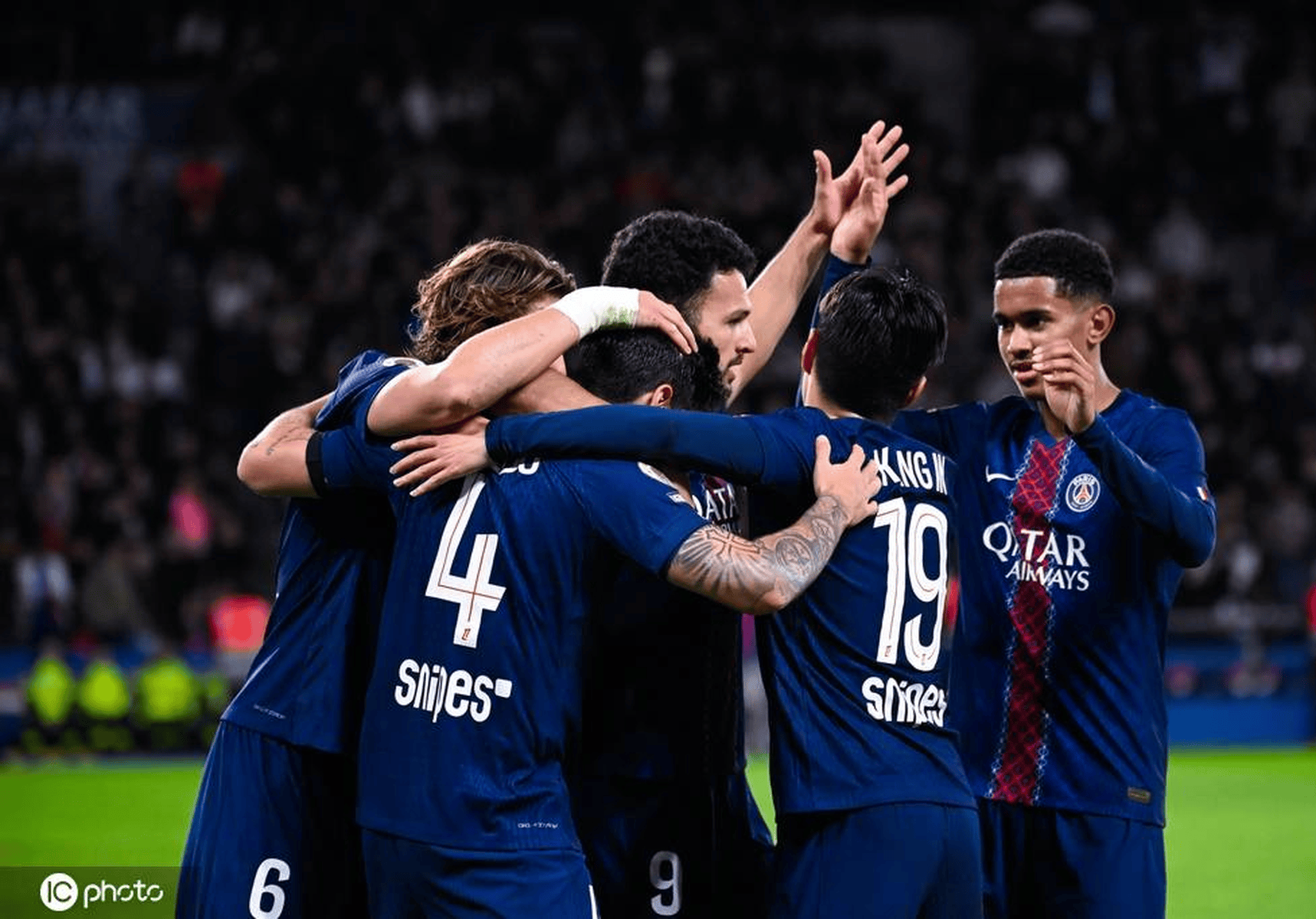 巴萨王者归来！费兰托雷斯帽子戏法领衔三连胜，欧冠复仇战即将打响