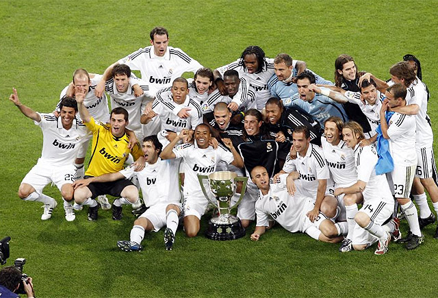 安娜-德-阿玛斯现身F1阿布扎比站挥旗